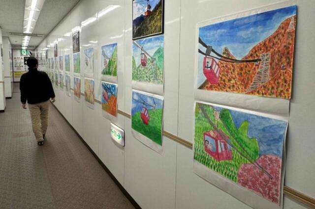 児童が描いたロープウエイの絵の展示