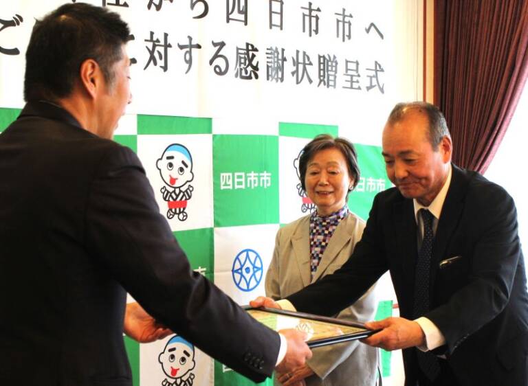 鵜の森公園に防犯カメラとシダレザクラ、四日市市へTANIX株式会社が寄贈