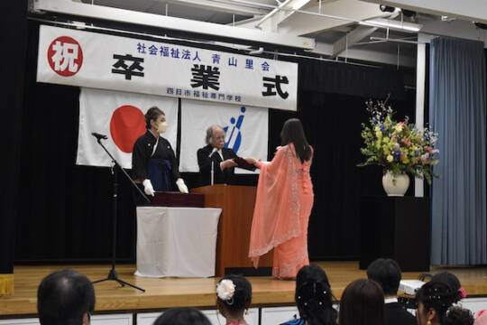卒業証書を受け取る四日市福祉専門学校の外国人留学生