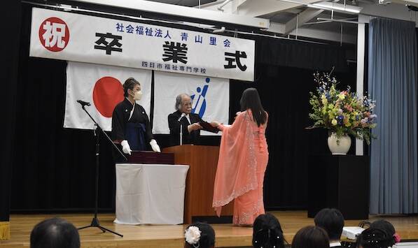 卒業証書を受け取る四日市福祉専門学校の外国人留学生