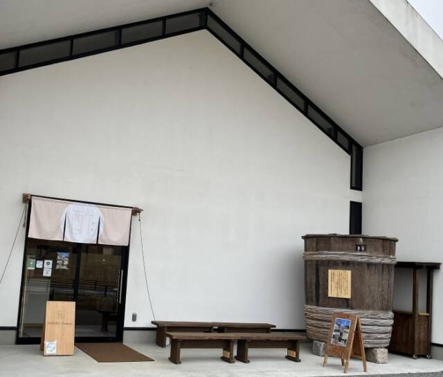 酢専門店の外に置かれたベンチ