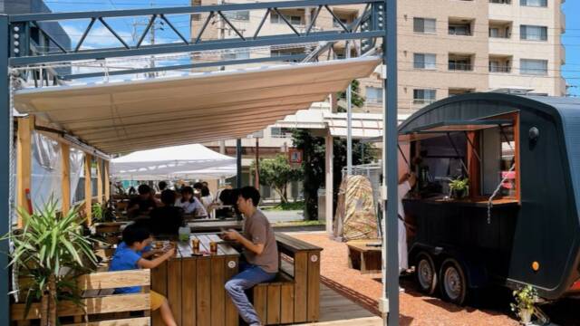 四日市諏訪商店街に設置されたスワモバイルマーケットの屋外デッキとトレーラーキッチンの全景