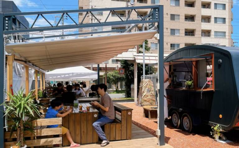 四日市諏訪商店街に設置されたスワモバイルマーケットの屋外デッキとトレーラーキッチンの全景