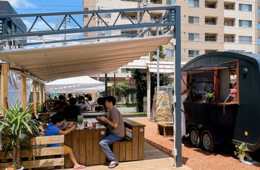 四日市諏訪商店街に設置されたスワモバイルマーケットの屋外デッキとトレーラーキッチンの全景