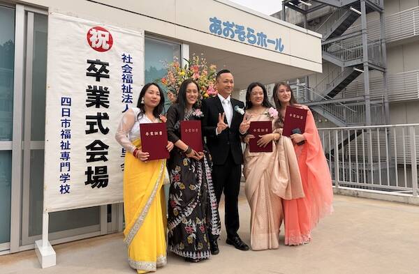 四日市福祉専門学校の卒業式で笑顔を見せる留学生のタパマガル・シンドゥさんら