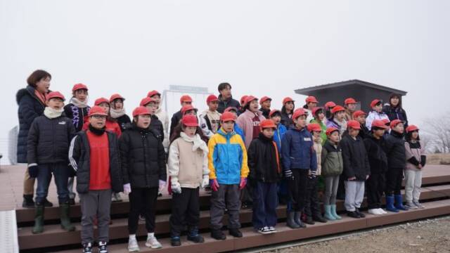 気温３度の中校歌を歌う子どもたち