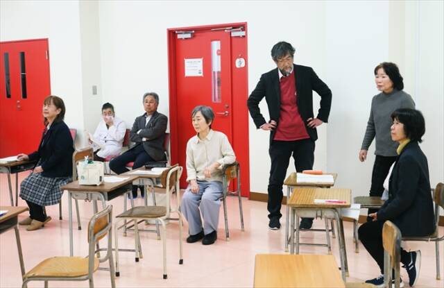 四日市市海山道町の三浜文化会館で行われた「老人ハイスクール」稽古に取り組む四日市メンバー