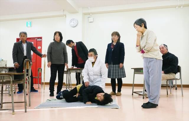 演出の菅原直樹さんのアドバイスを真剣に聴く四日市メンバー