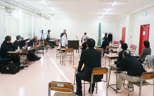 廃校を老人ホームに見立てた舞台設定で行われる「老人ハイスクール」の稽古風景