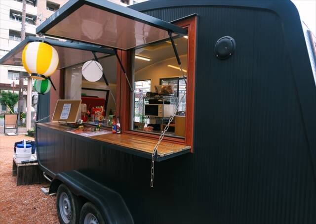 トレーラーハウスのキッチンには調理機材やシンクが整っている。