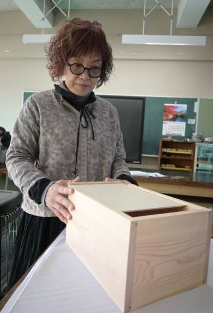 赤ちゃんの棺の蓋を閉める依頼者