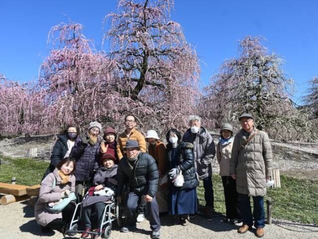 車いすの人と一緒に12人で来た人