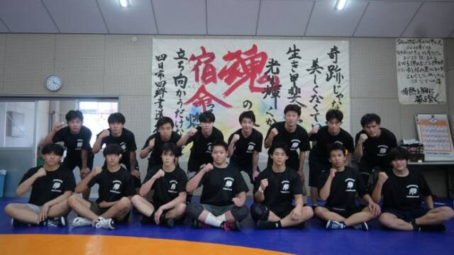 ガッツポーズをとる四郷高校レスリング部部員