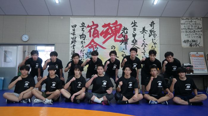 ガッツポーズをとる四郷高校レスリング部部員