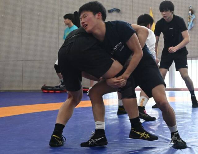 自分より体重の重い新本さんと練習をする坂田さん(右)