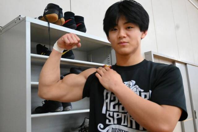 力こぶを見せる新本さん