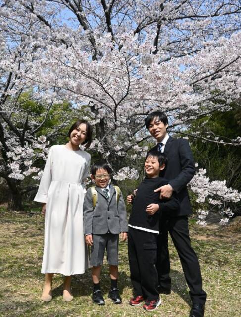 男の子２人父と母の４人で入学記念の写真を撮る家族