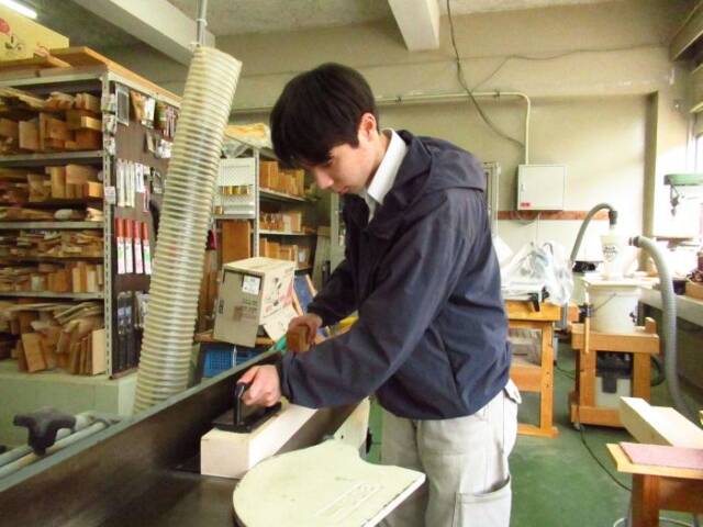 やすりをかける部員