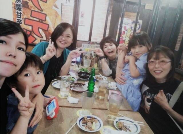 焼き鳥屋で食事をする藤島さんとその家族と森川さん