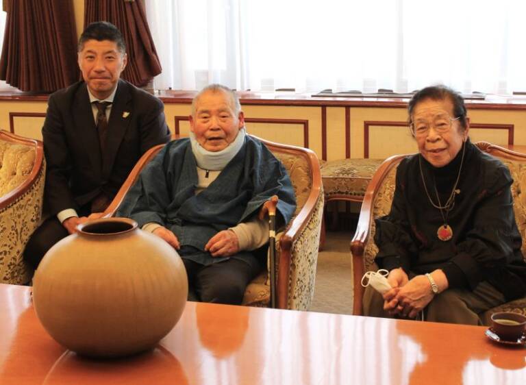 文化功労者の木村元次さんが「鉄釉壺」を四日市市に寄贈、「原点といえる作品」