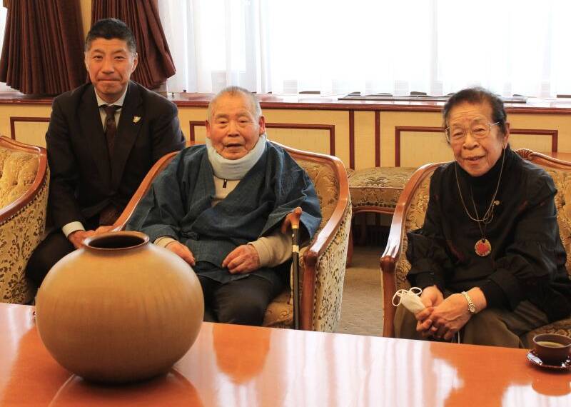 文化功労者の木村元次さんが「鉄釉壺」を四日市市に寄贈、「原点といえる作品」