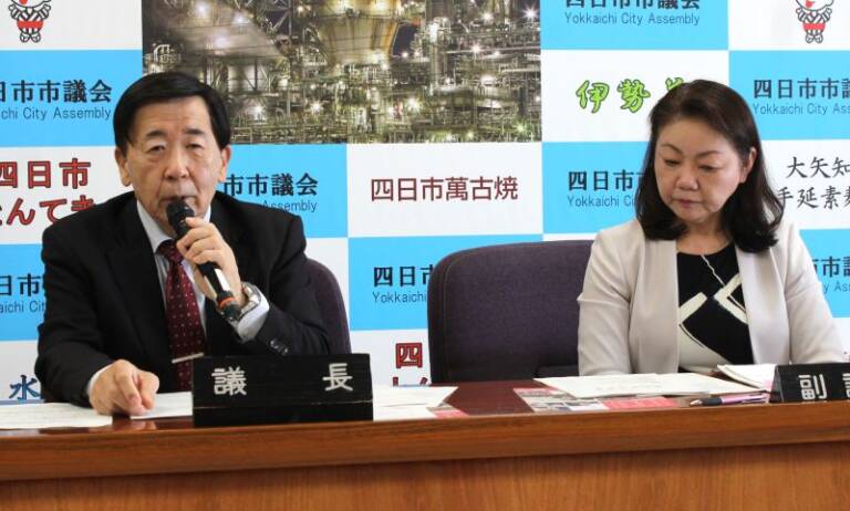 四日市市議会の議員定数見直し、結論は11月定例月議会ごろか、正副議長が今議会を総括