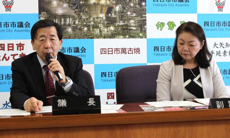 四日市市議会の議員定数見直し、結論は11月定例月議会ごろか、正副議長が今議会を総括