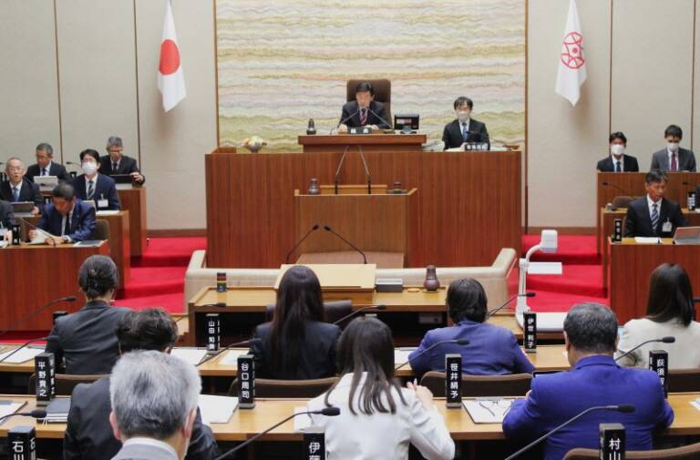 図書館、大学含む当初予算や手話言語条例制定案など可決、議員定数見直しの請願は逆転採択、四日市市議会
