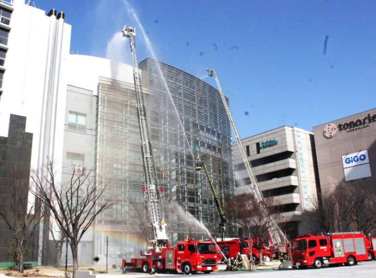 四日市市立博物館で特別消防訓練、屋上から救出、春の火災予防運動に合わせ