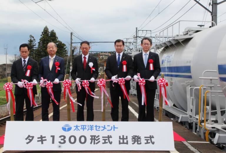 セメント輸送担う次代の貨車タキ1300形式が運行開始、三岐鉄道東藤原駅で出発式