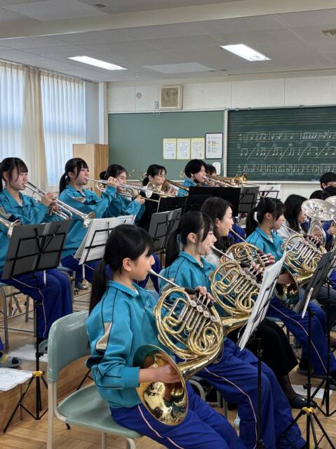 ホルンやトランペットを演奏する八風中学校吹奏楽部員