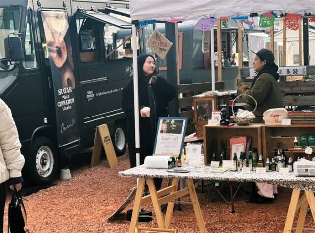 スワモバイルマーケットの屋外スペースで出店しているキッチンカーと来場者の様子