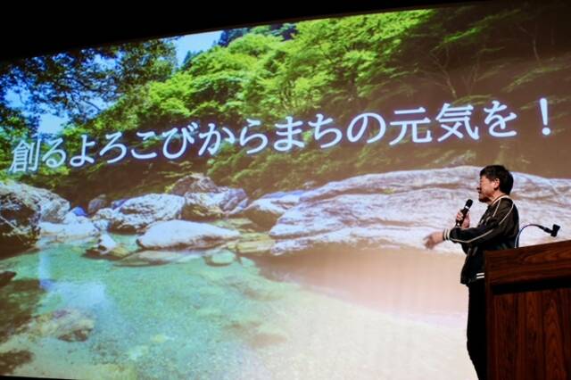 講演会で映画制作について語る瀬木直貴監督