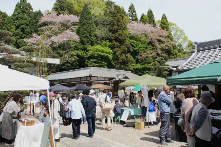 地域の催しとして定着、四日市で垂坂山観音寺マルシェ、今年は天気も上々