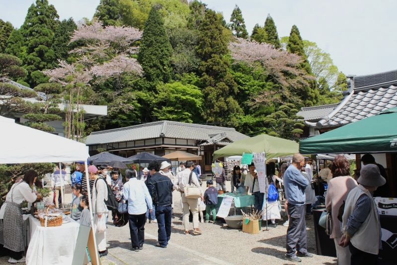地域の催しとして定着、四日市で垂坂山観音寺マルシェ、今年は天気も上々