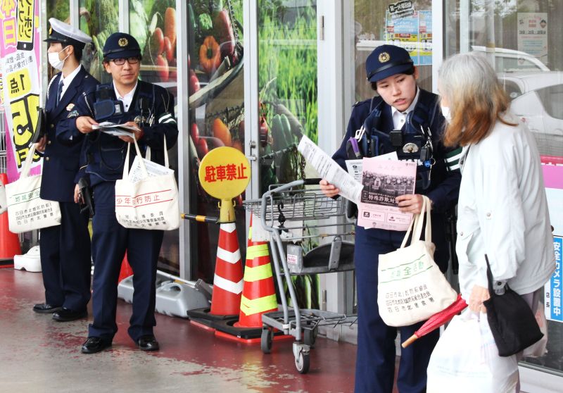 ロマンスやニセ警官など特殊詐欺の被害が今年も増加中、四日市北署が買い物客に呼びかけ