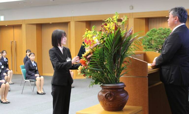 目まぐるしく変化する状況、あらたな可能性の探求を、四日市の三十三銀行本店で入行式