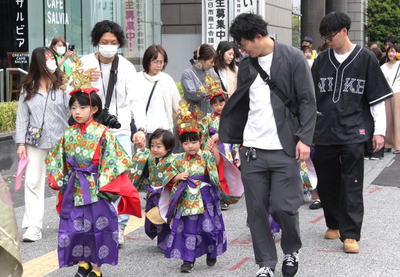 子どもたちの健やかな成長や無病息災願う、四日市の一番街商店街などで稚児行列