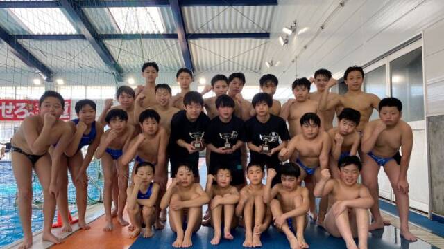 ガッツポーズをとるオーシャンベアーズの選手