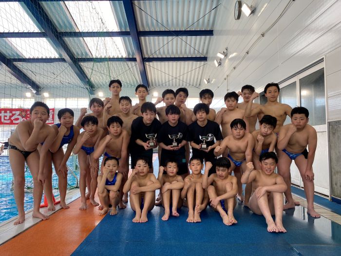 ガッツポーズをとるオーシャンベアーズの選手