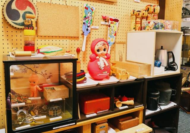 東海道四日市宿資料館に展示された昭和30年前後のおもちゃや生活道具。懐かしい品々が並ぶ