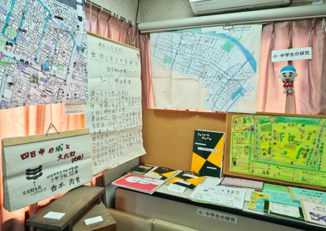 東海道四日市宿資料館2階に展示された小中学生の自由研究作品。東海道や地域史をテーマにした調べ学習が並ぶ