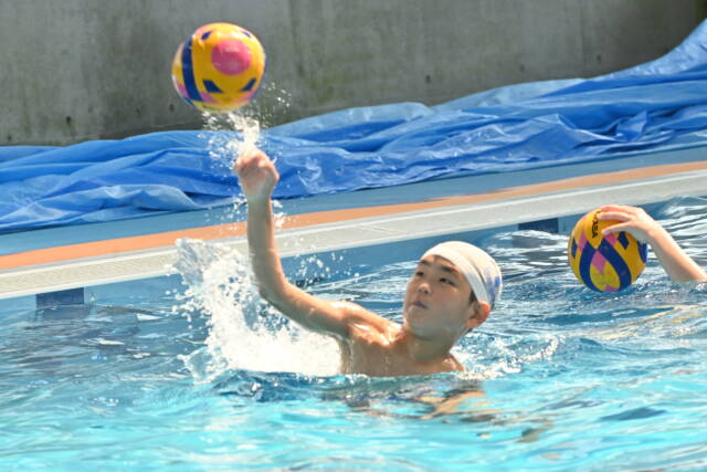 水球のボールを投げる選手