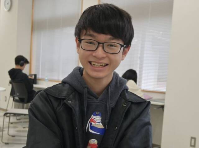 笑顔で体験を語る通信制の生徒