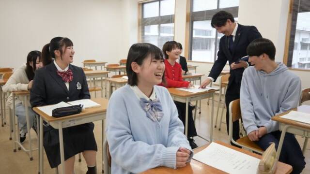 笑顔の6人の通信制の生徒と教員