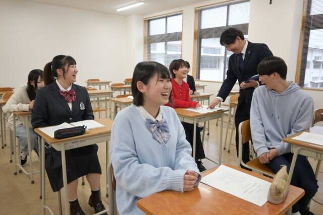 笑顔の6人の通信制の生徒と教員
