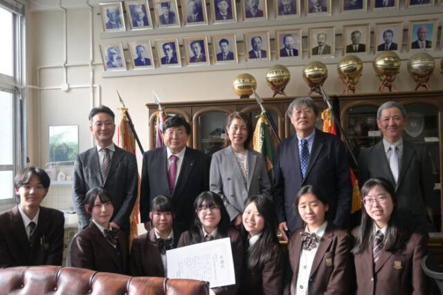 感謝状を手に記念写真を撮る生徒と関係者