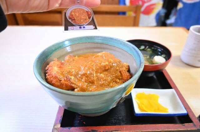 角良うどん店の上かつ丼と上かつ丼のキーホルダー