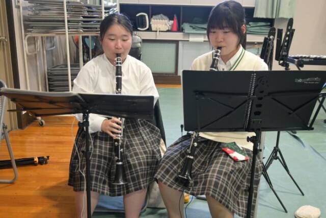 クラリネット練習する2人