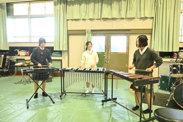 パーカッションの練習をする3人